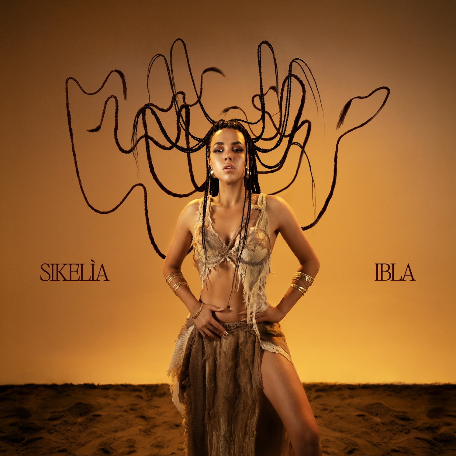 Cover art di Sikelìa: IBLA in piedi nel deserto al tramonto, le trecce sospese nell'aria a disegnare linee sinuose